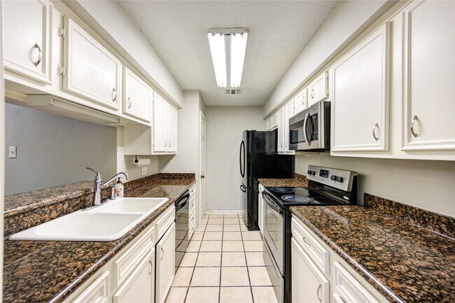 Building Photo - 940 Wycliffe Dr