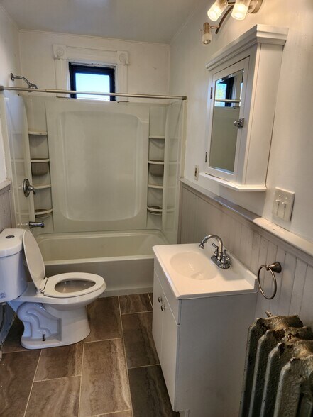 bathroom - 2201 15th St