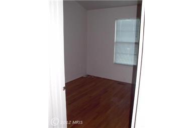 Building Photo - Spacious townhouse, walk to METRO, pool, parking, all you could want!