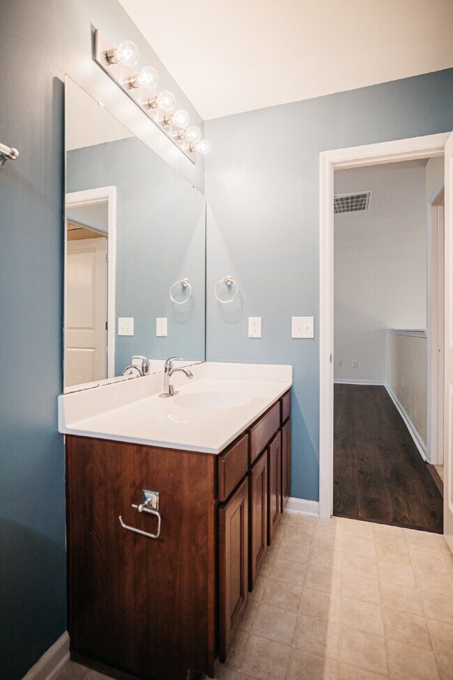 Building Photo - 4 Bed/2.5 Bath/Primary downstairs