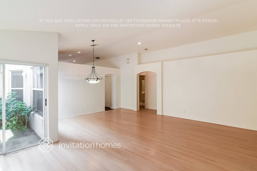 Building Photo - 5027 SW 35th Way