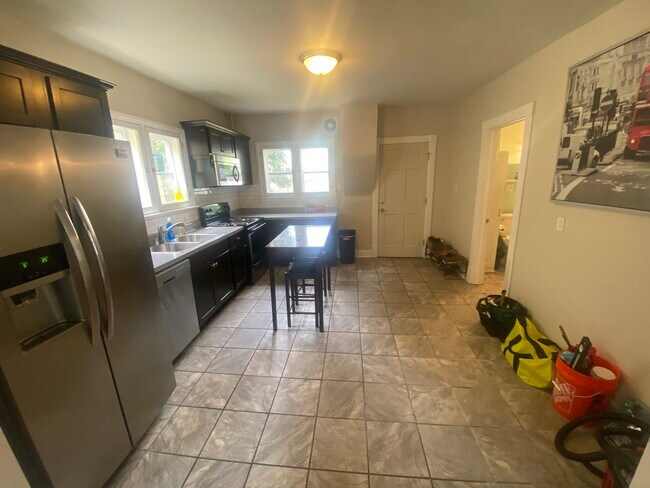 Kitchen - 2725 N Bremen St