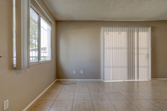 Building Photo - Wonderful Townhome centrally located.  Kit...