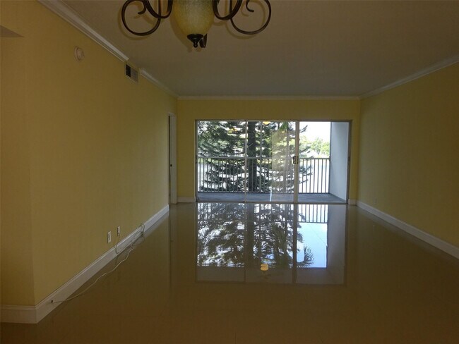 Building Photo - 2801 N Palm Aire Dr