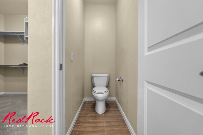 Building Photo - Sun River 2 Bedroom Home with Bonus Den! First Class Amenities!