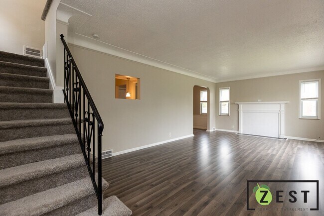 Building Photo - - BEAUTIFUL 3-BEDROOM 1 BATHROOM  April 11th 2-2:30 pm!