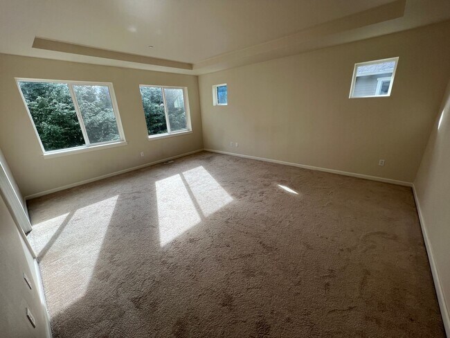 Building Photo - Spacious 5-Bed, 2.5-Bath Single-Family Home in Redmond