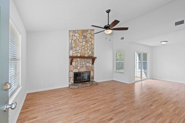 Building Photo - 3 Bedroom, 2 Bath Home Within Walking Distance to School/Shopping