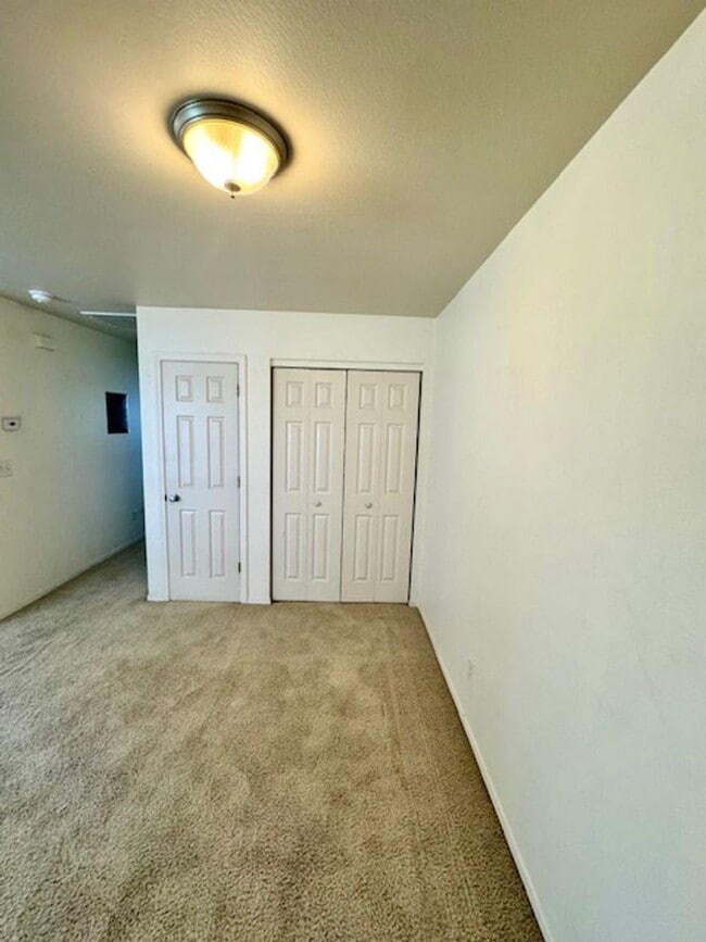 Building Photo - 2 Bedroom 1 Bathroom Unit in 8 Plex