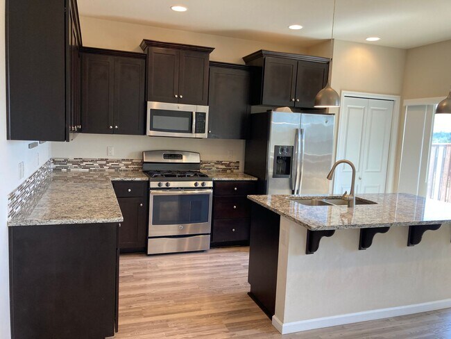 Building Photo - Newer Home In North Albany!     Over 2000 ...