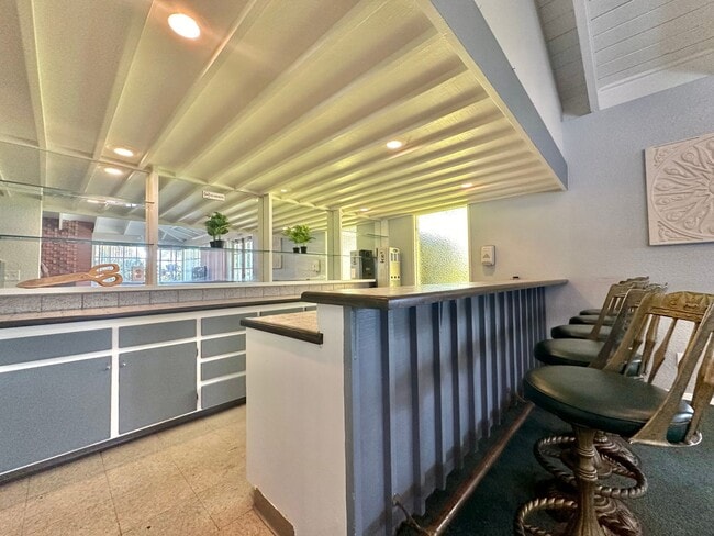 Building Photo - 3 Bedroom Townhome near USD!! Parking + La...