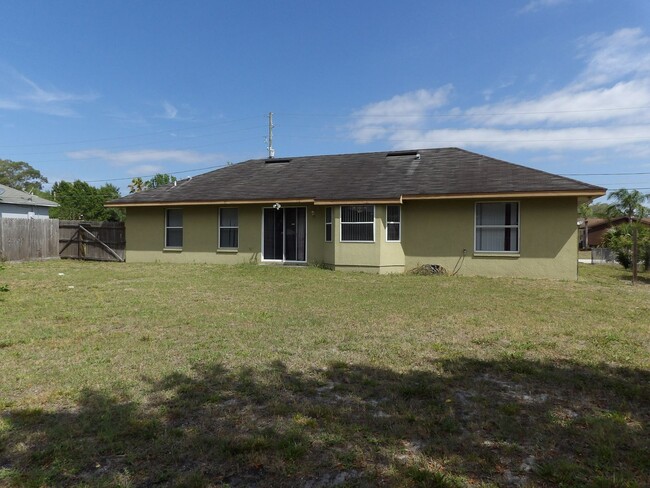 Building Photo - OPEN FLOOR PLAN 3 BEDROOM 2 BATH 2 CAR GARAGE