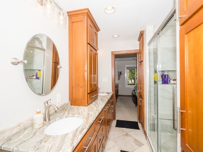 Building Photo - Cute 4 bedroom home for rent! Recently Upd...