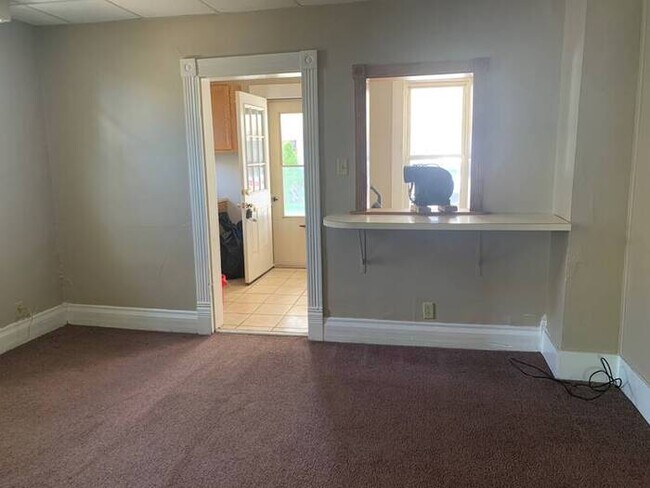 Building Photo - Updated 1 Bedroom Apartment