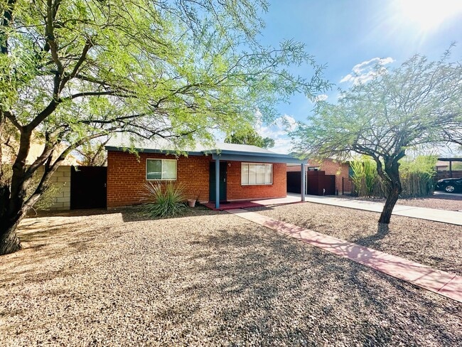 Building Photo - 2 Bedroom House with All Appliances and La...