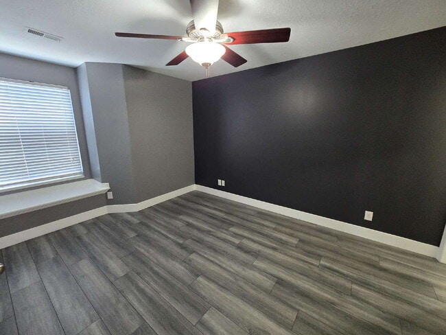 Building Photo - "Charming 3-Bed Townhouse Retreat in North...