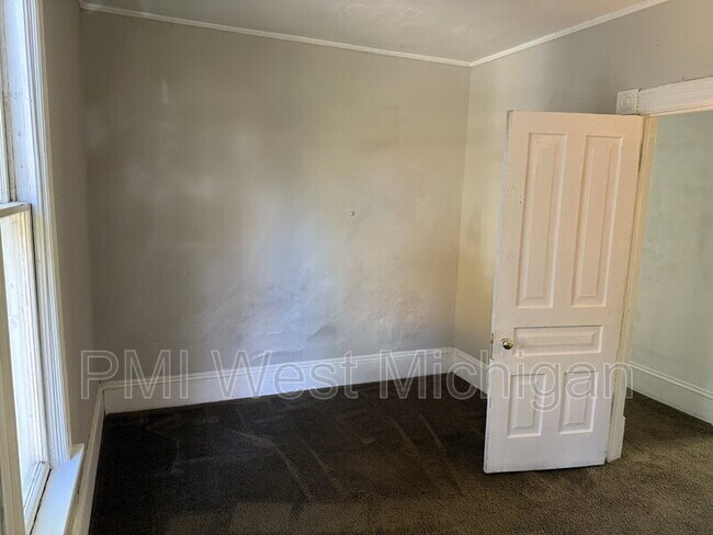 Building Photo - 448 Thomas St SE