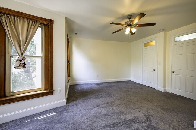 Building Photo - Historic & Charming 3BR Rowhouse near Howard is Move-in Ready!