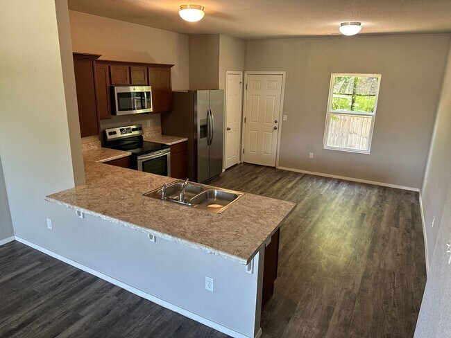 Building Photo - Available Now!  Spacious 5-Bed, 3.5-Bath Corner-Lot Home in West Fayetteville