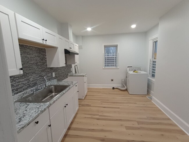 Building Photo - Stunning remodeled 3-Bedroom,1 bath home- ...