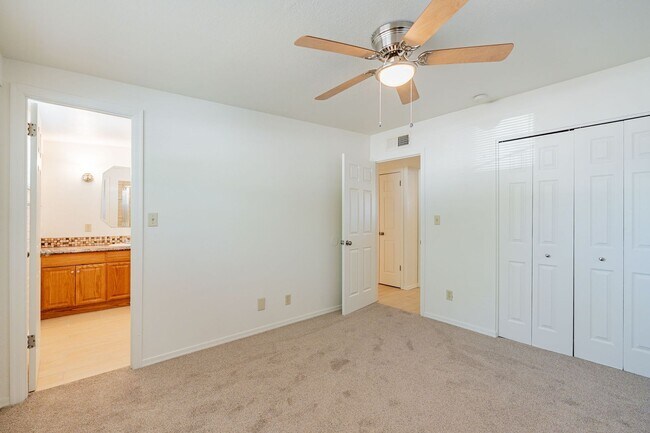 Building Photo - 3 bed/2bath home with large backyard.