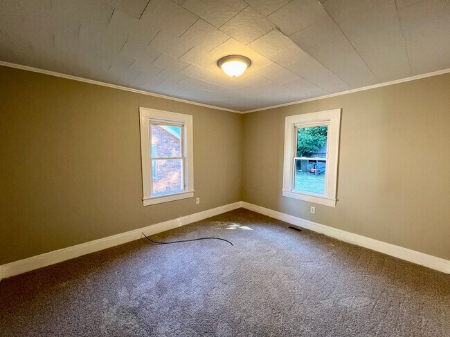 Building Photo - Two bedroom, 1 bath house in Burlington