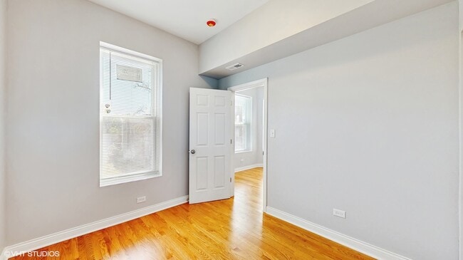 Building Photo - 1422 S Avers Ave