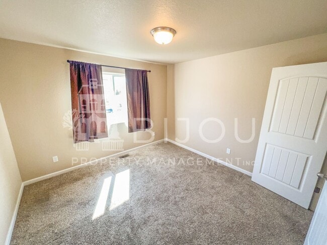 Building Photo - Large, Well-Maintained Duplex