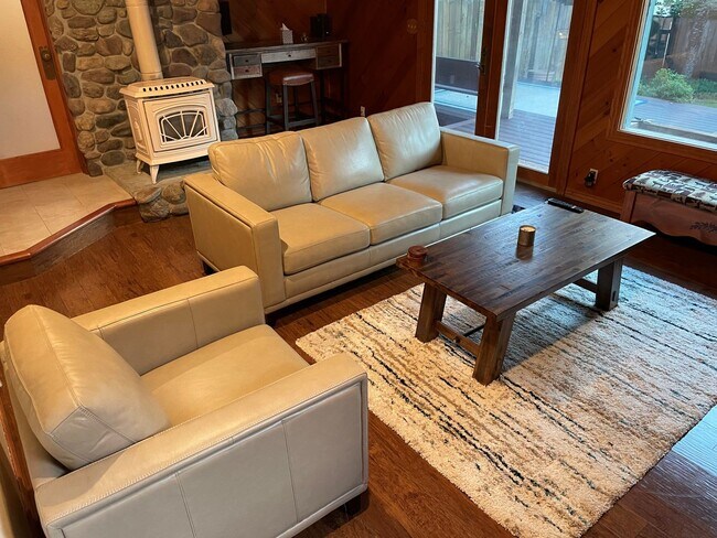 Building Photo - Fully Furnished Executive Sander's Beach Rental