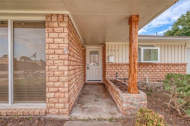 Building Photo - 4923 Poinciana Dr