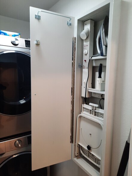 Building Photo - 1735 Woodridge Dr