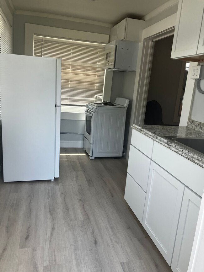 Building Photo - Cute one bedroom