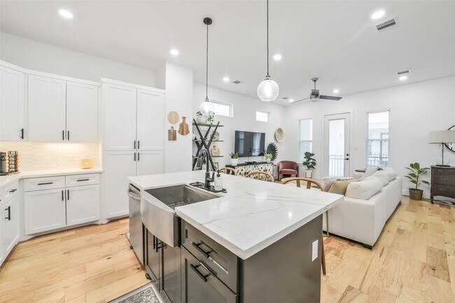 Building Photo - 718 W Donovan St