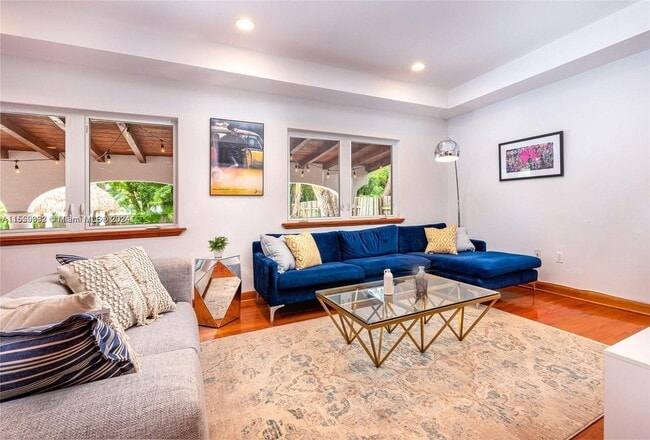 Building Photo - 527 SW 20th Rd