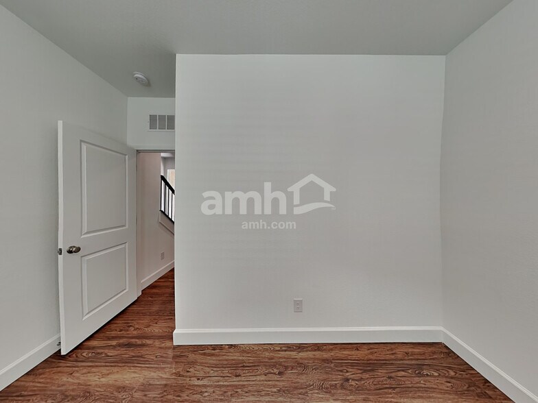 Building Photo - 10132 W Oleta Ave