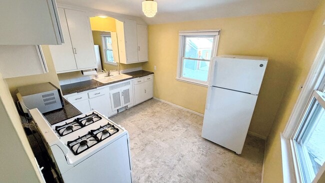 Building Photo - Charming 2BR Home with Yard and Garage in Northeast