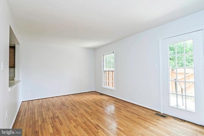 Building Photo - 2406 S Walter Reed Dr