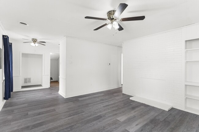 Building Photo - 368 Erskine Ave