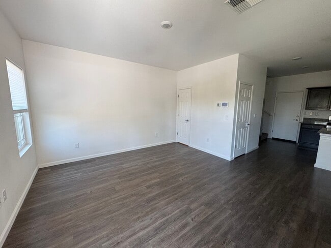 Building Photo - Newer 3 bedroom 2 1/2 bath home in South R...