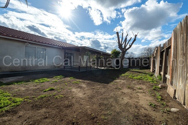 Building Photo - 3 Bedroom, 2 Bath Home - $2095 per month!