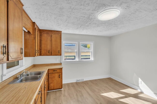 Building Photo - 2 Dunlap St