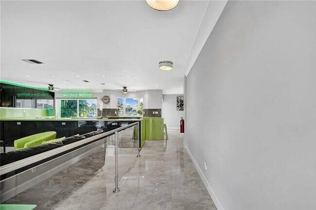 Building Photo - 2830 NE 55th St