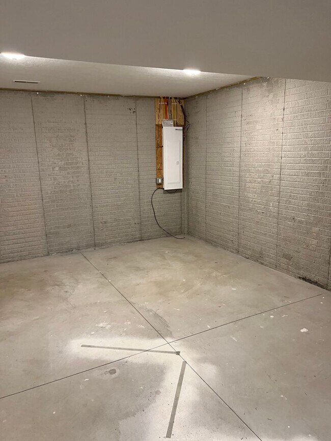 Building Photo - Beautiful 3 bedroom 2 1/2 bath house