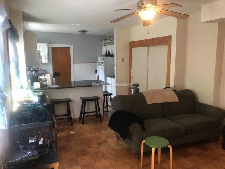 Building Photo - 13 Andrew St