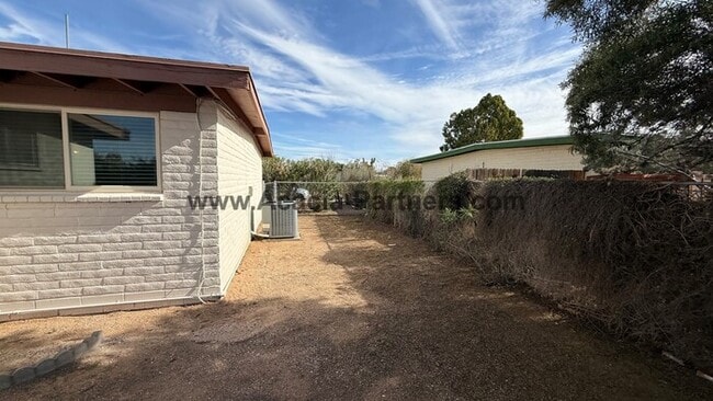 Building Photo - Eastside 3 Bedroom 2 Bath