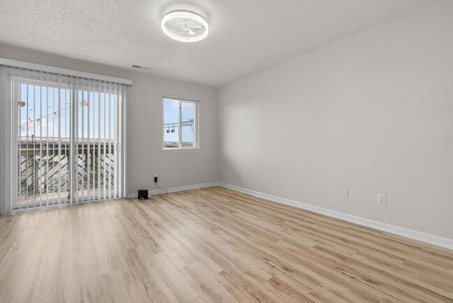 Building Photo - 837 Little Bay Ave