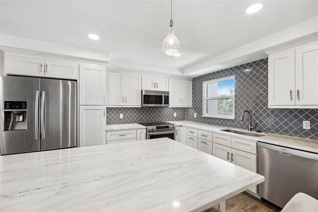 Building Photo - 105 4th Ave NE