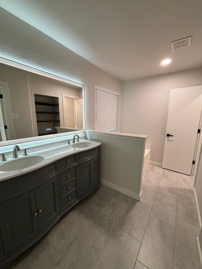 Building Photo - 1117 Marcia Ln