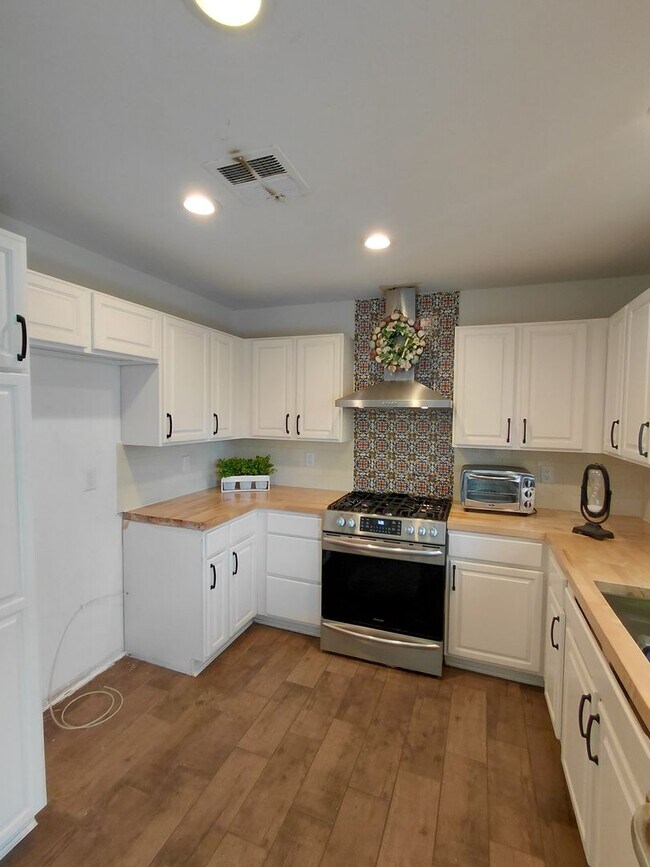 Building Photo - Modern Comfort Meets Family-Friendly Living in a Great Neighborhood