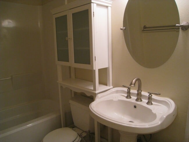 Building Photo - SPARKLING CONDO, UPPER UNIT!